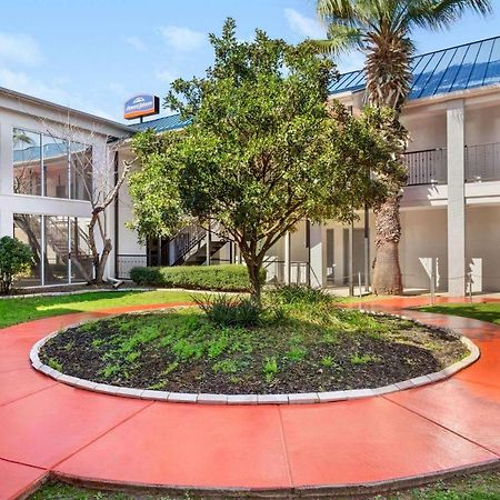 Howard Johnson By Wyndham San Antonio Hotel & Suites Екстер'єр фото