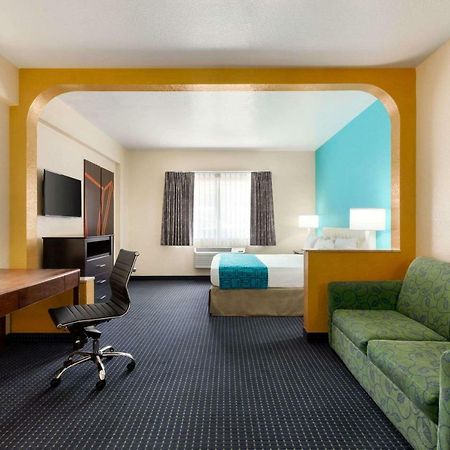 Howard Johnson By Wyndham San Antonio Hotel & Suites Екстер'єр фото
