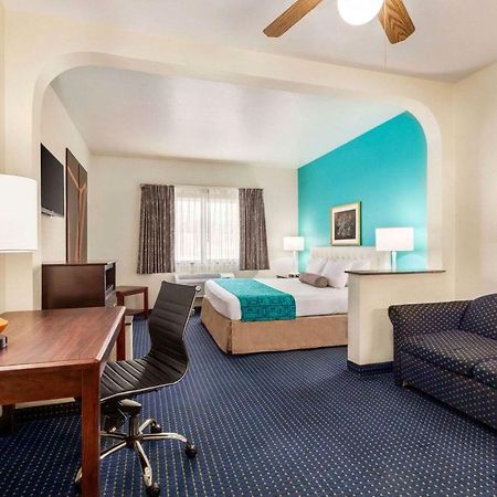 Howard Johnson By Wyndham San Antonio Hotel & Suites Екстер'єр фото