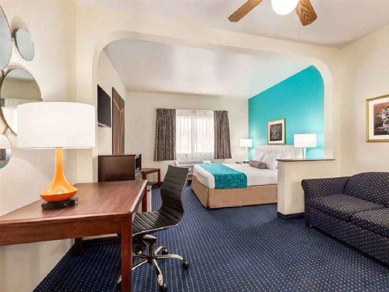 Howard Johnson By Wyndham San Antonio Hotel & Suites Екстер'єр фото