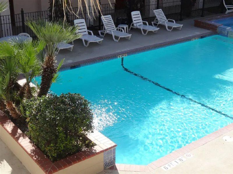 Howard Johnson By Wyndham San Antonio Hotel & Suites Екстер'єр фото