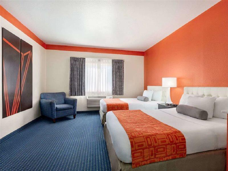 Howard Johnson By Wyndham San Antonio Hotel & Suites Екстер'єр фото
