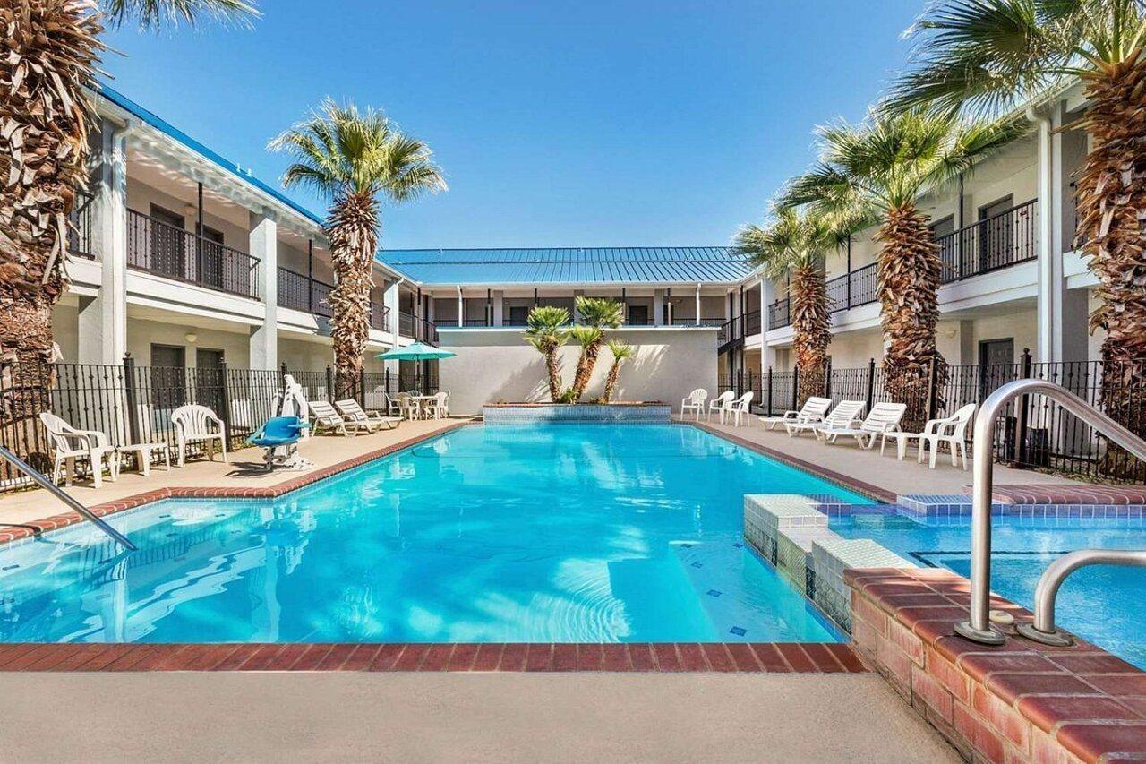 Howard Johnson By Wyndham San Antonio Hotel & Suites Екстер'єр фото