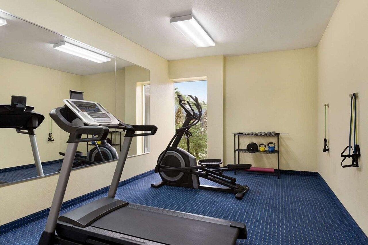 Howard Johnson By Wyndham San Antonio Hotel & Suites Екстер'єр фото