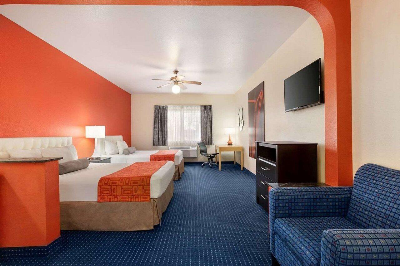 Howard Johnson By Wyndham San Antonio Hotel & Suites Екстер'єр фото