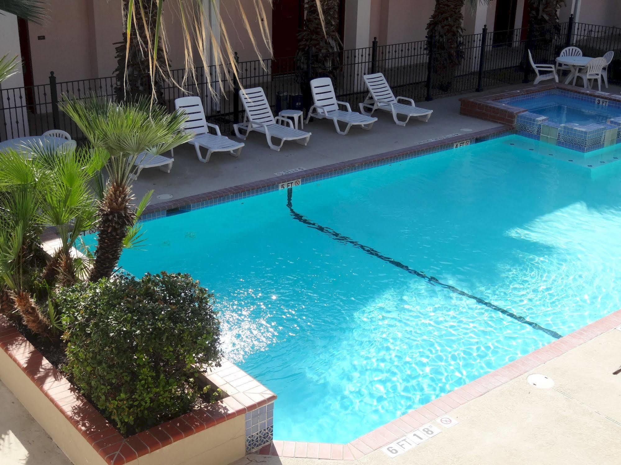 Howard Johnson By Wyndham San Antonio Hotel & Suites Екстер'єр фото