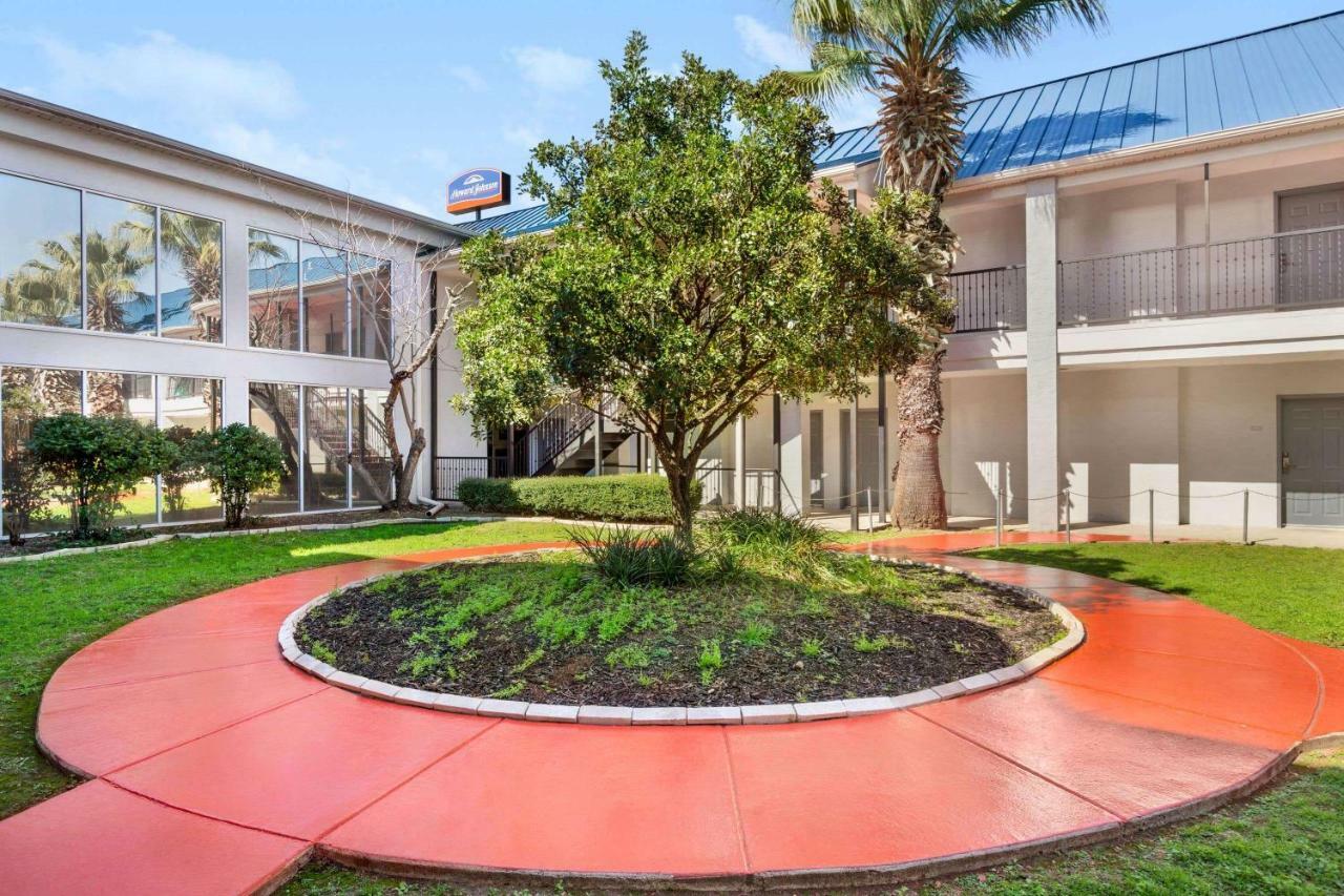Howard Johnson By Wyndham San Antonio Hotel & Suites Екстер'єр фото