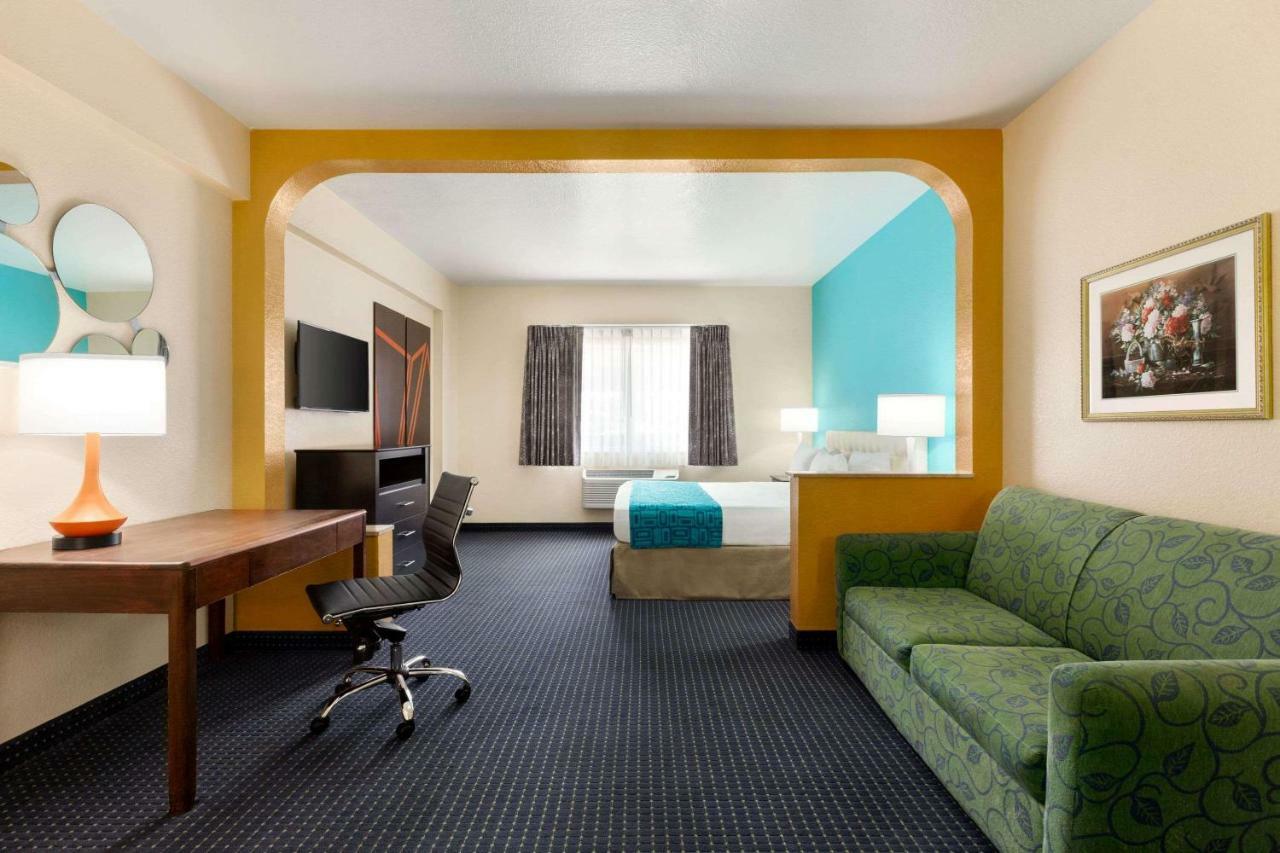 Howard Johnson By Wyndham San Antonio Hotel & Suites Екстер'єр фото
