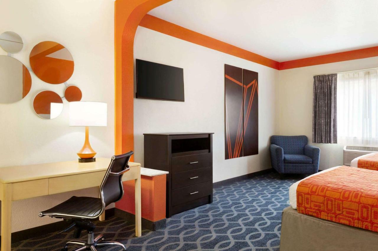 Howard Johnson By Wyndham San Antonio Hotel & Suites Екстер'єр фото