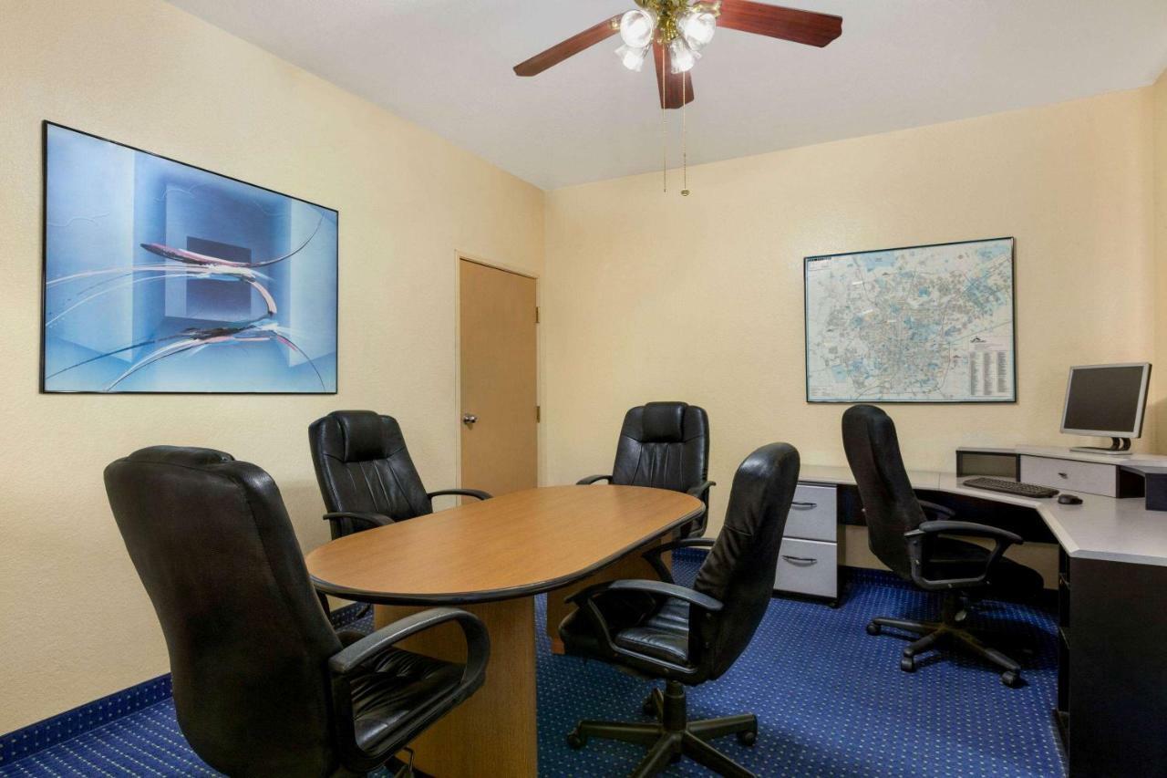 Howard Johnson By Wyndham San Antonio Hotel & Suites Екстер'єр фото