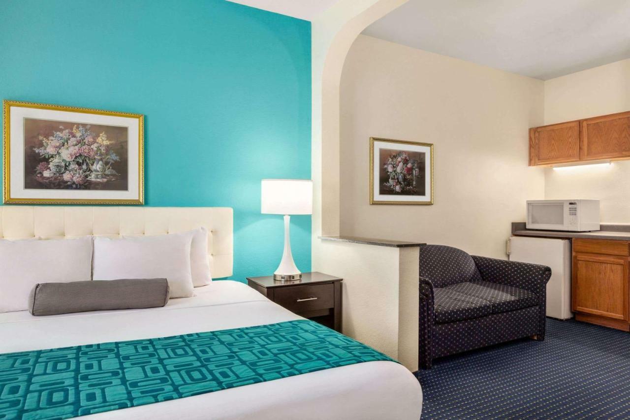Howard Johnson By Wyndham San Antonio Hotel & Suites Екстер'єр фото