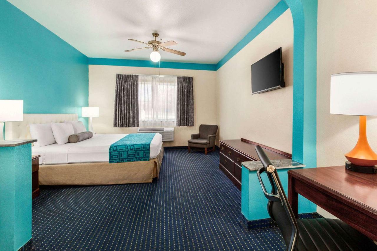Howard Johnson By Wyndham San Antonio Hotel & Suites Екстер'єр фото