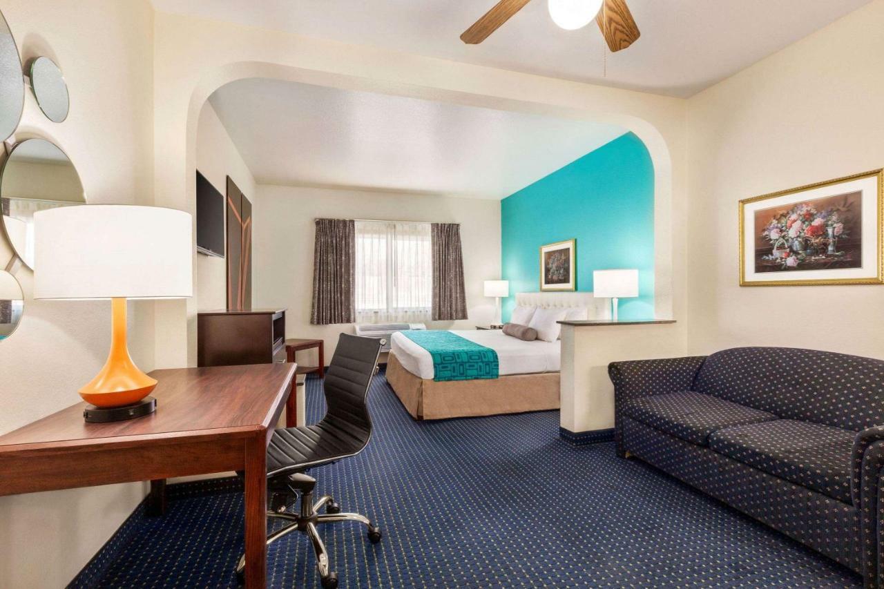 Howard Johnson By Wyndham San Antonio Hotel & Suites Екстер'єр фото