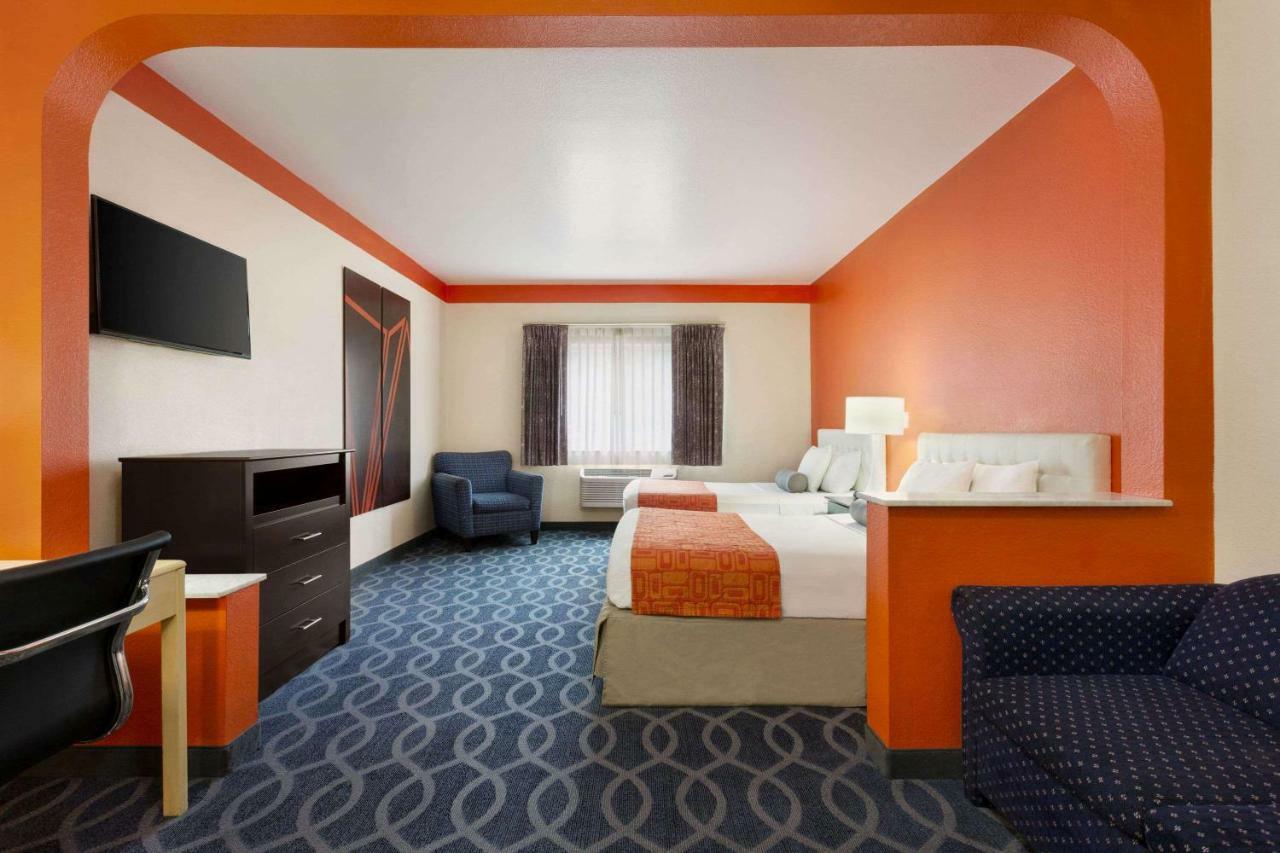 Howard Johnson By Wyndham San Antonio Hotel & Suites Екстер'єр фото