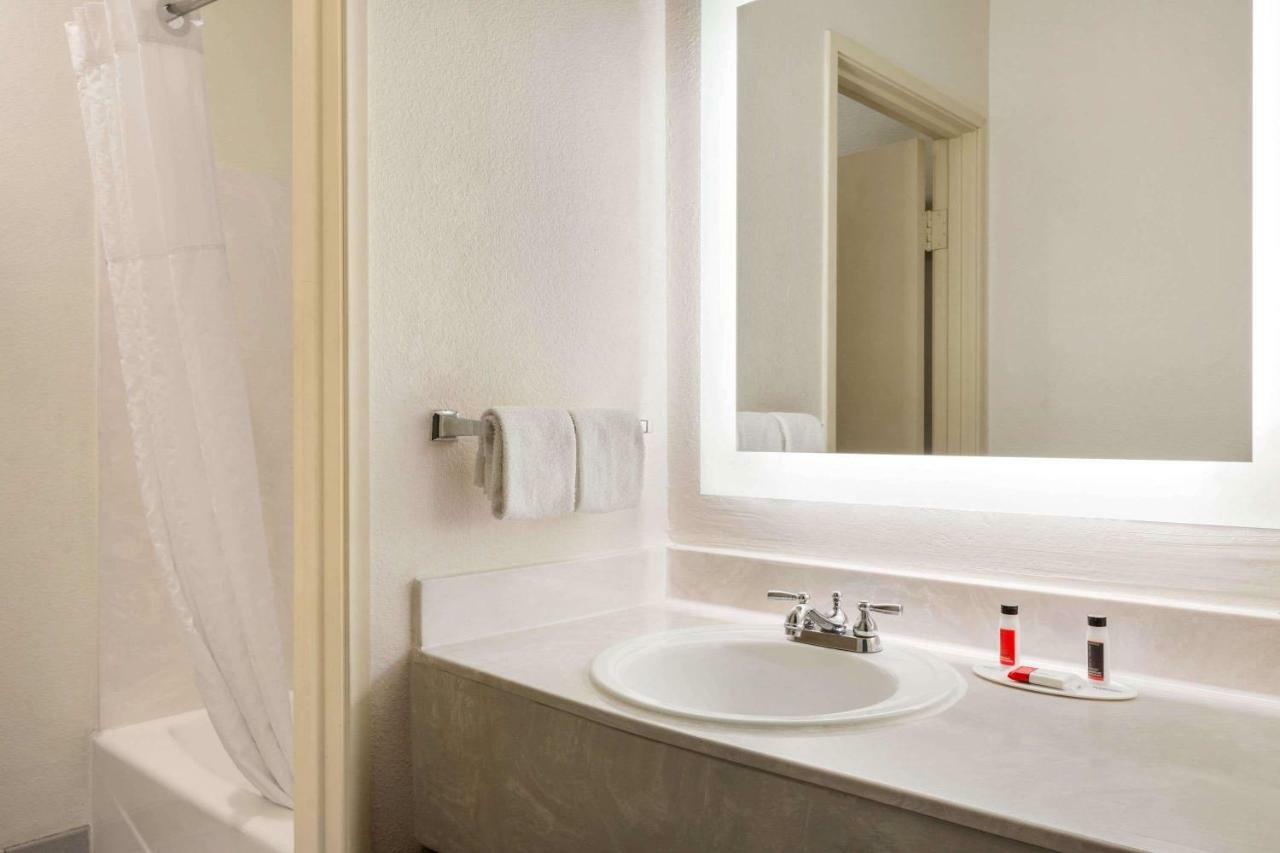 Howard Johnson By Wyndham San Antonio Hotel & Suites Екстер'єр фото