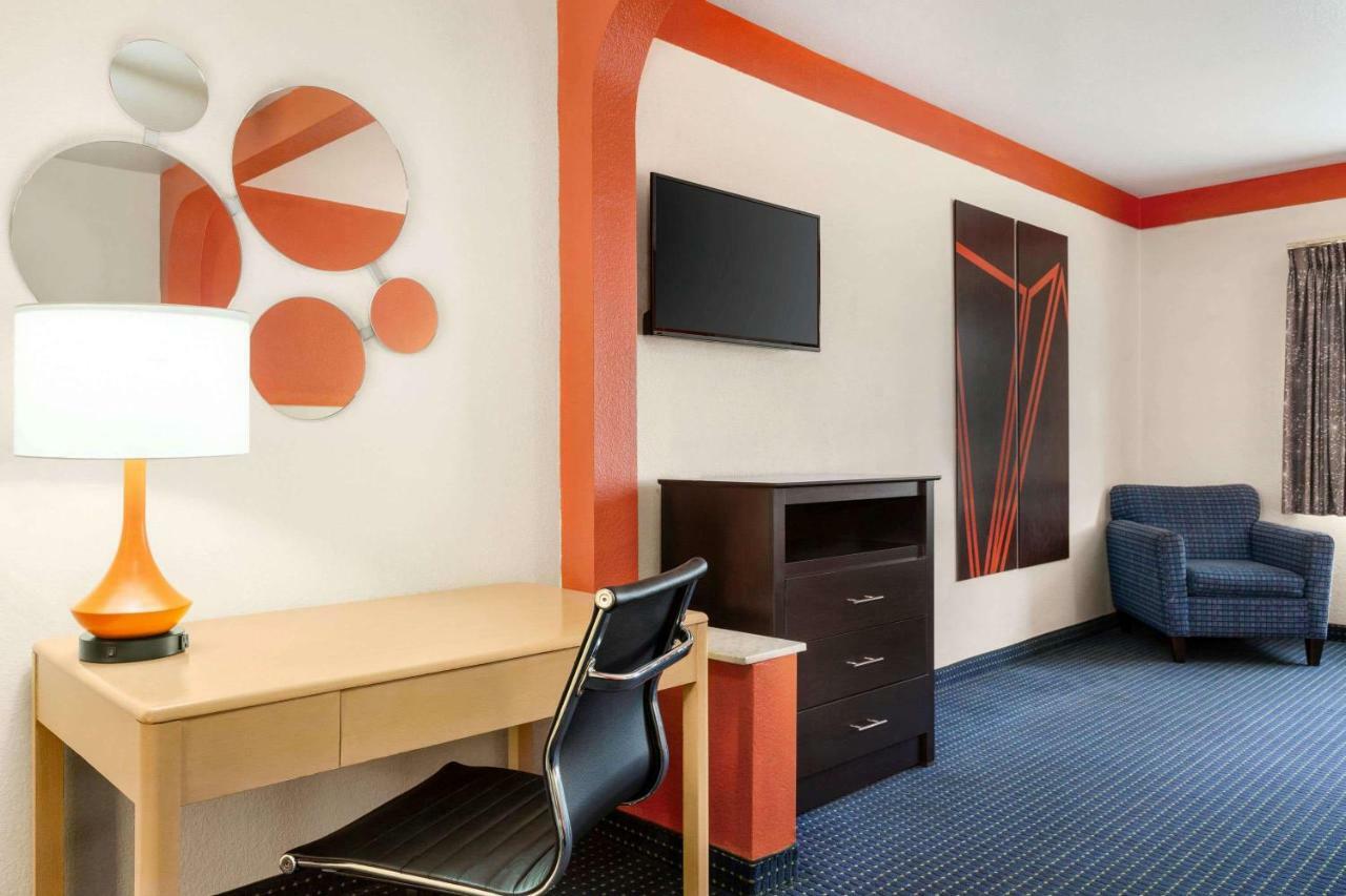Howard Johnson By Wyndham San Antonio Hotel & Suites Екстер'єр фото