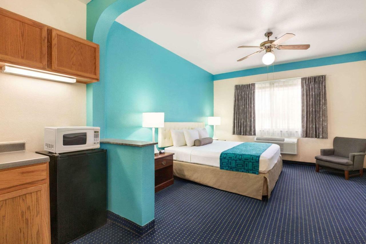 Howard Johnson By Wyndham San Antonio Hotel & Suites Екстер'єр фото