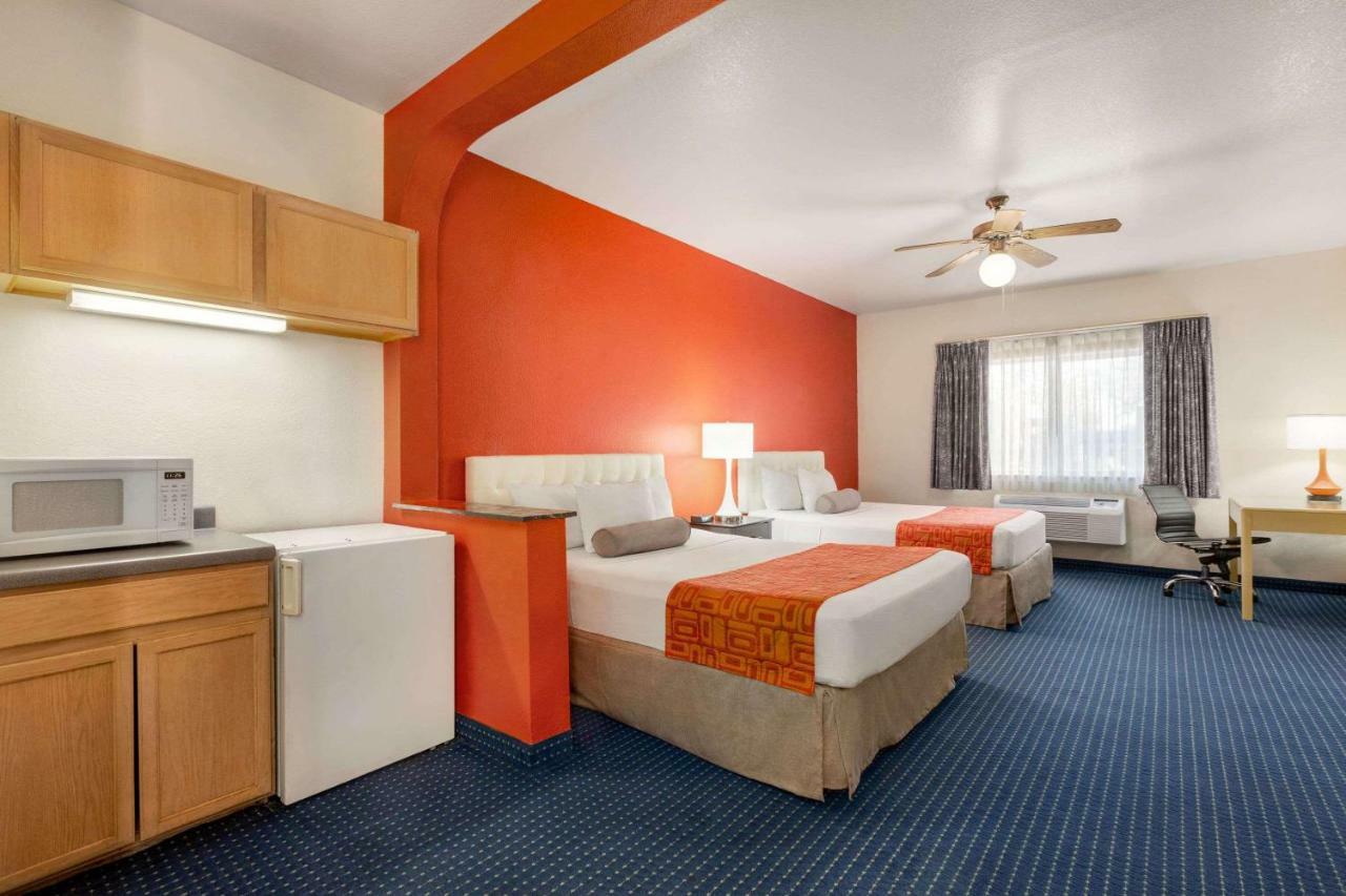 Howard Johnson By Wyndham San Antonio Hotel & Suites Екстер'єр фото