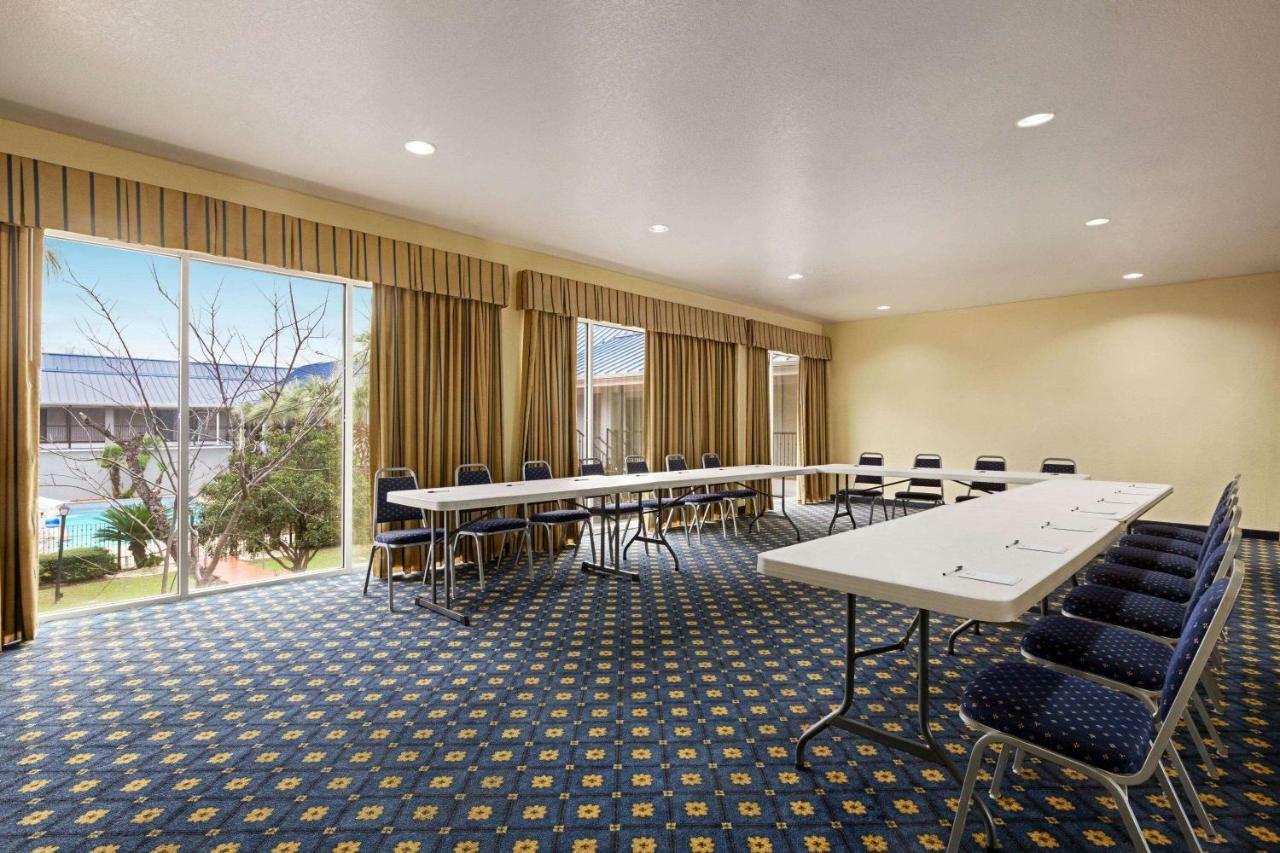 Howard Johnson By Wyndham San Antonio Hotel & Suites Екстер'єр фото