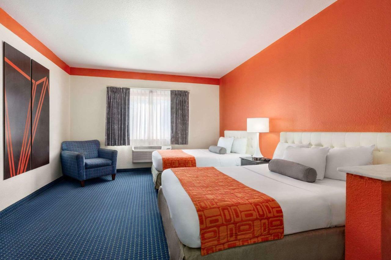 Howard Johnson By Wyndham San Antonio Hotel & Suites Екстер'єр фото