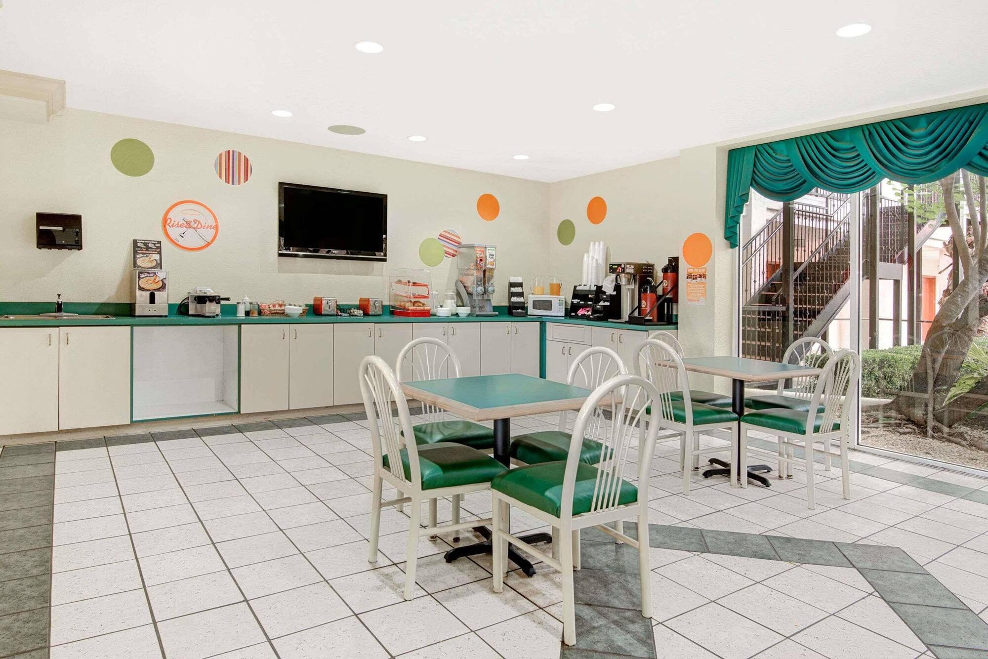 Howard Johnson By Wyndham San Antonio Hotel & Suites Екстер'єр фото